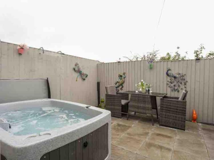 Beeches Bach, 1 Bedroom Cottage With Hot Tub Prestatyn Dış mekan fotoğraf