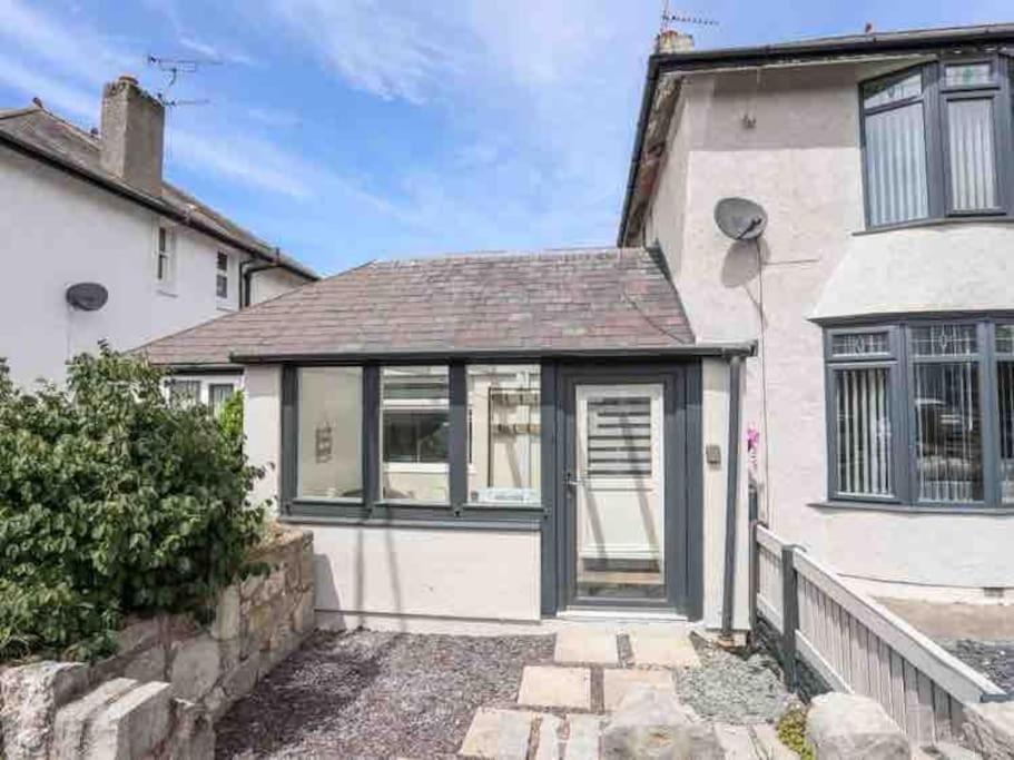 Beeches Bach, 1 Bedroom Cottage With Hot Tub Prestatyn Dış mekan fotoğraf
