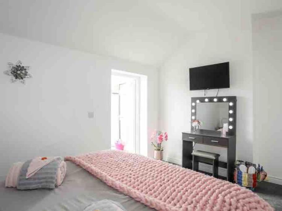 Beeches Bach, 1 Bedroom Cottage With Hot Tub Prestatyn Dış mekan fotoğraf