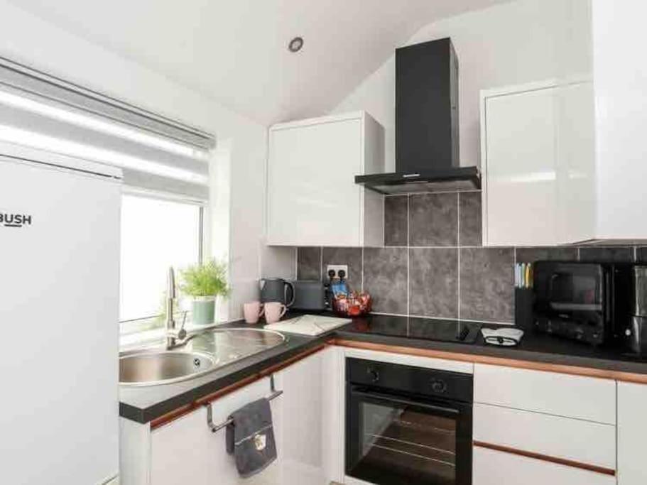 Beeches Bach, 1 Bedroom Cottage With Hot Tub Prestatyn Dış mekan fotoğraf