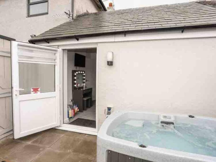 Beeches Bach, 1 Bedroom Cottage With Hot Tub Prestatyn Dış mekan fotoğraf