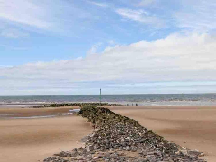 Beeches Bach, 1 Bedroom Cottage With Hot Tub Prestatyn Dış mekan fotoğraf